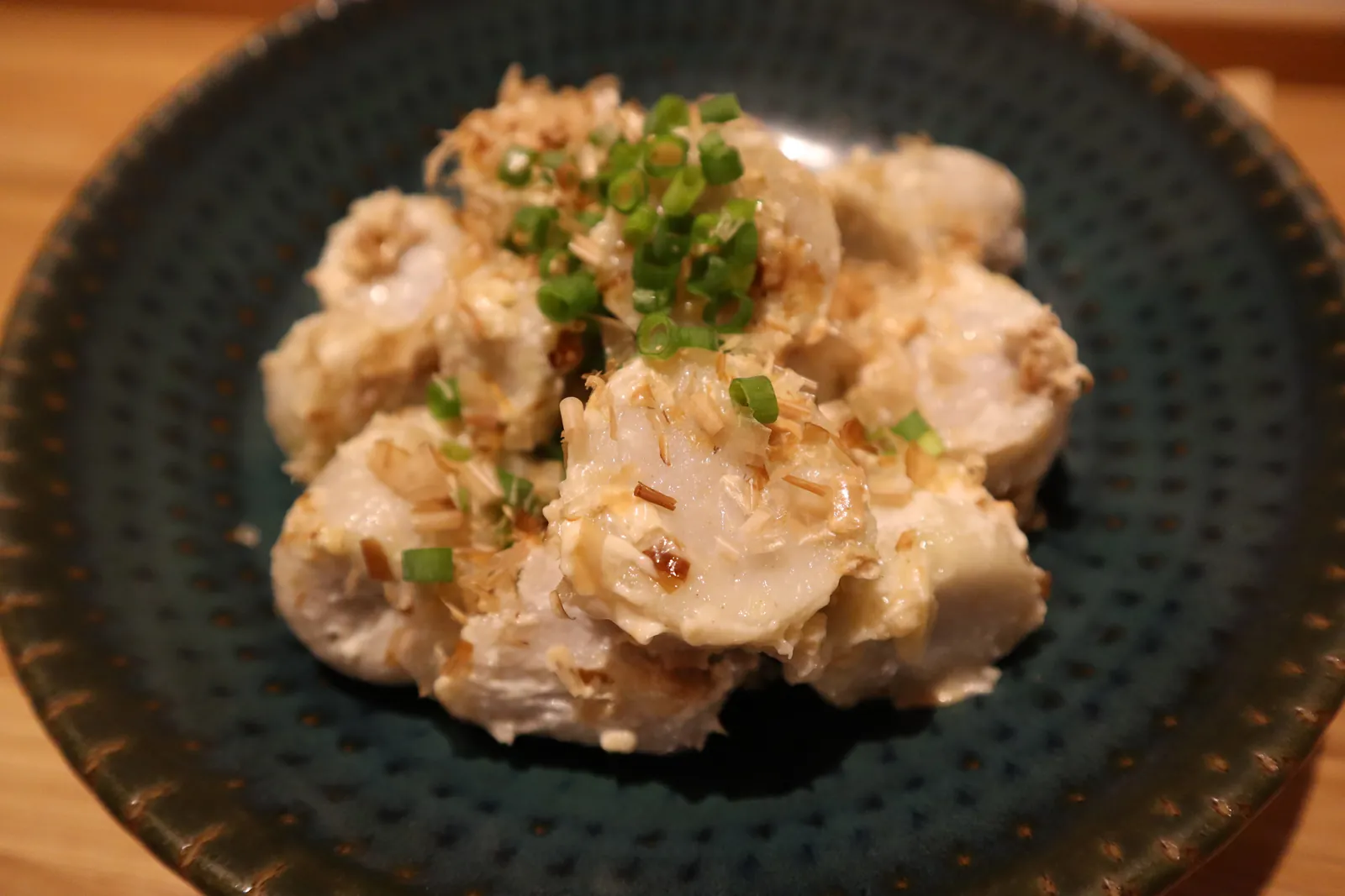 かつお節と青ねぎをのせた絹里芋